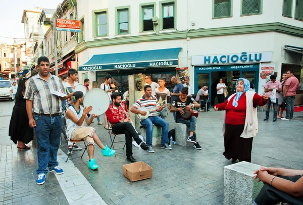 Γυναίκα χορεύει κοντά οι μουσικοί του δρόμου που παίζει παραδοσιακή τουρκική μουσική εξωτερική — Φωτογραφία Αρχείου