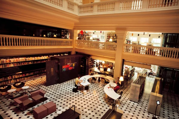 Students reading books inside the two floor modern library of new art gallery — Stock Photo, Image