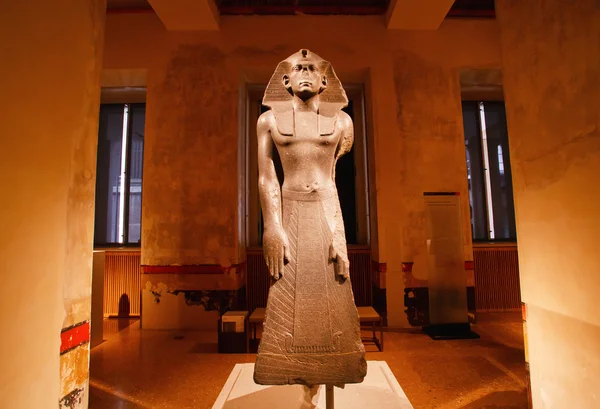 Артефактная скульптура египетского царя в пространстве музея — стоковое фото