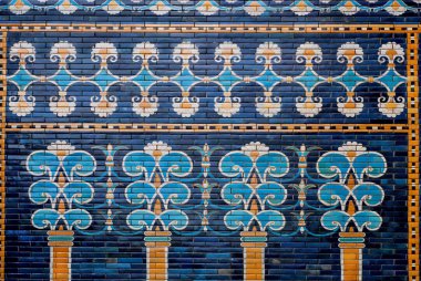 Ağaçlar ve desen Babil'in tarihsel duvardaki görüntülerle seramik kaplama