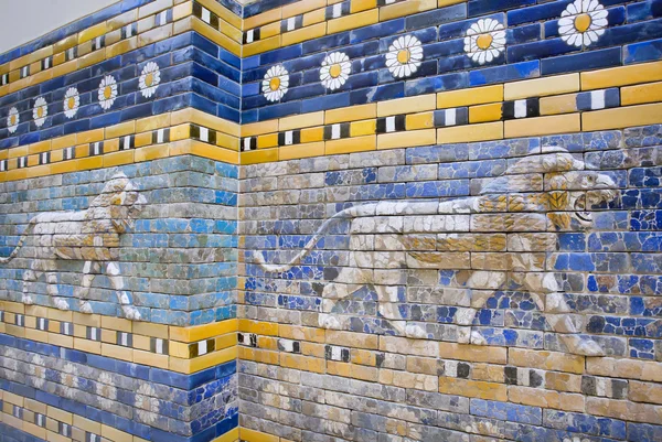 Lions following on the hunt, patterned wall of  the historical city of Babylon — Stock Photo, Image