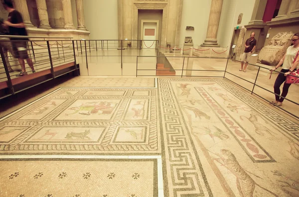 Personas interesadas en piso artefacto de casa privada de Mileto con mosaico de estilo romano — Foto de Stock