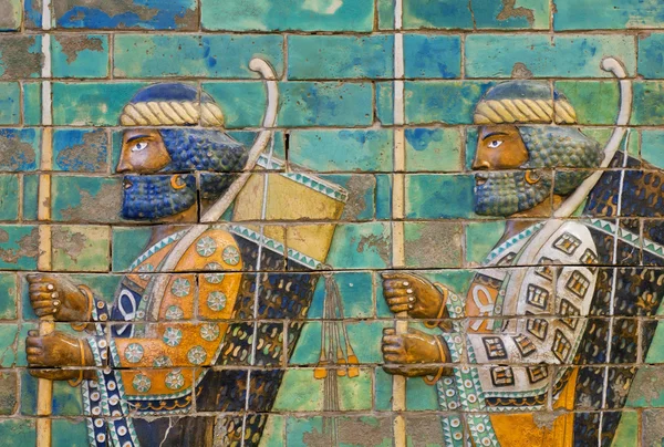 Two soldiers with bows and spears, ceramic patterned wall of city Babylon — Stock Photo, Image