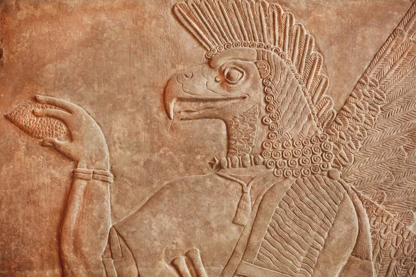 Historiska assyriska lindring av fågel ansikte genie i 850bc — Stockfoto