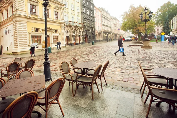 Холодное утро на мощеных улицах с пустыми ресторанами под открытым небом Старого города — стоковое фото