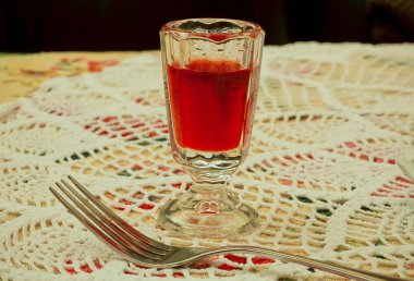 İçki ve masa örtüsünü çatalı ile cam