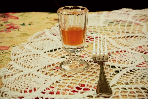 Orangener Aperitif im Kristallglas auf der Retro-Tischdecke — Stockfoto