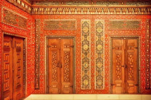Kaligrafii i malarstwa na drzwiach XVII wieku Aleppo pokój — Zdjęcie stockowe