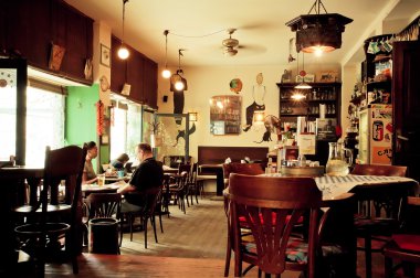 Eski daire tarzı ahşap sandalye ile küçük kafe iç