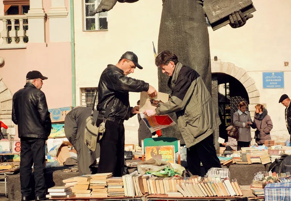 İnsanlar satın alma VYNIL kayıtları ve bit pazarı üzerinde kitaplar vintage — Stok fotoğraf