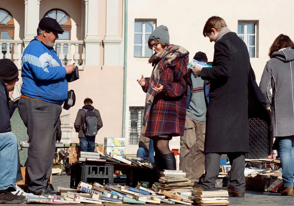 Studenten und Besucher des Outdoor-Büchermarktes kaufen alte Bände — Stockfoto