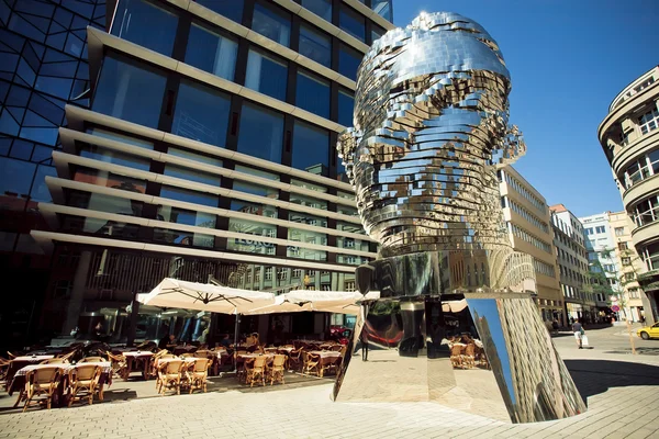 Monument en métal par le sculpteur David Cerny dans la zone urbaine de la ville moderne — Photo