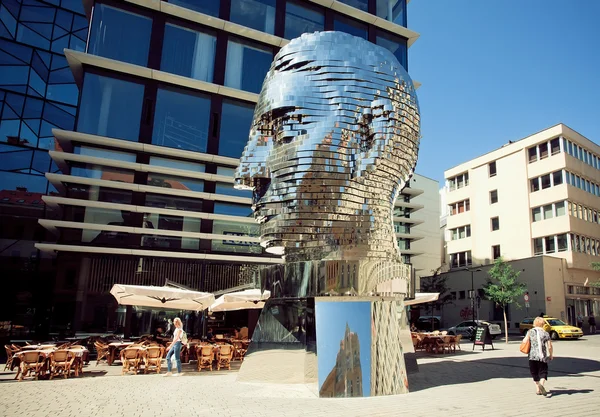 Perfil de una cabeza gigante, reluciente sobre el sol, monumento del escultor David Cerny — Foto de Stock