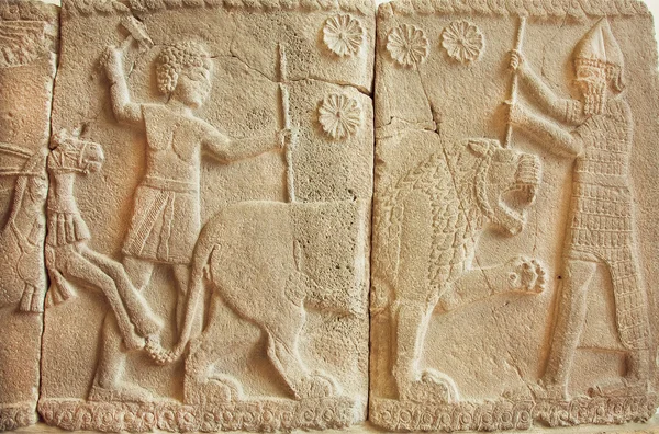 8th century BC bas-relief with great scene with tiger hunters — Stock Photo, Image