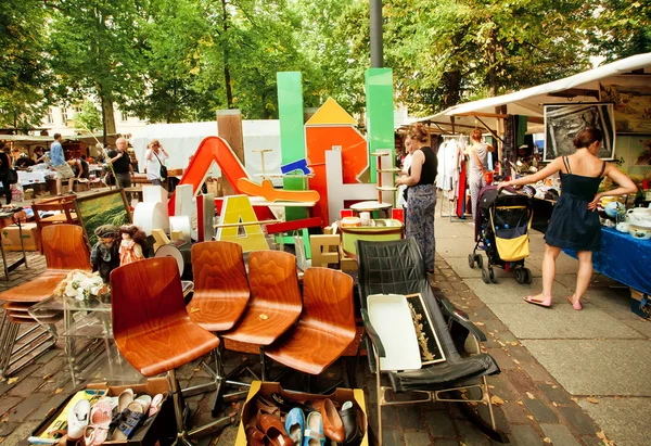 Material retro, muebles y utensilios a la venta del popular mercado de pulgas — Foto de Stock