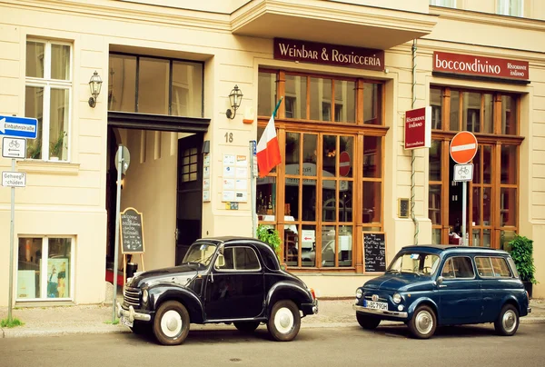 Vintage zeldzame auto's geparkeerd langs historische gebouwen straat van Berlijn — Stockfoto