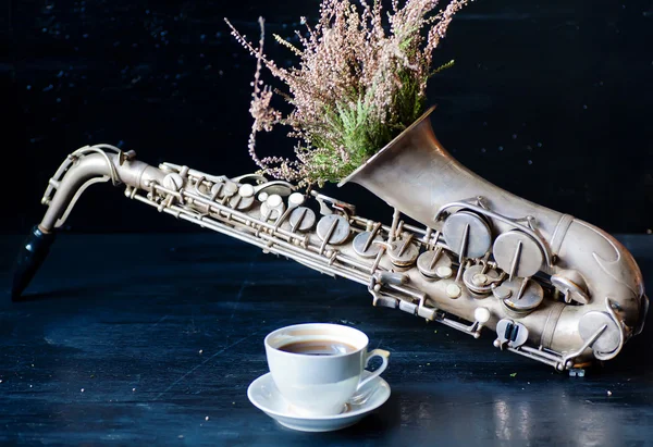 Matin romantique avec tasse à café et fleurs en saxophone — Photo