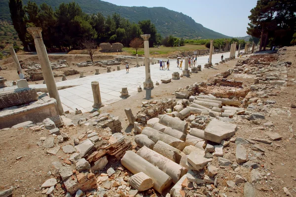 Historická krajina s zničené ulice města starověkého Efesu v Turecku — Stock fotografie