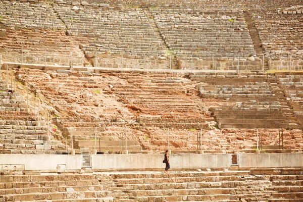 Teatro histórico e passeio turístico em torno do marco antigo em Éfeso — Fotografia de Stock