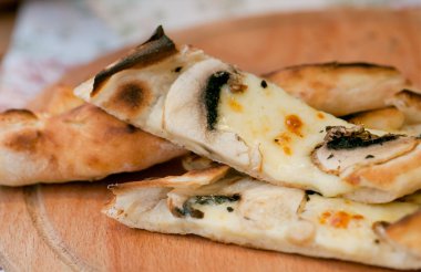 Mantar ve peynir pizza Türkçe sürümü