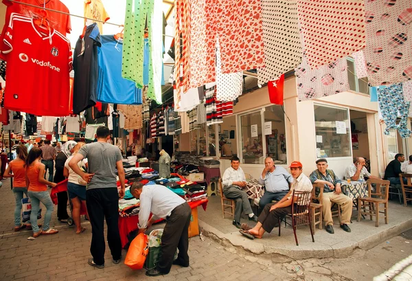 Alter Markt und viele Senioren sitzen und reden im Straßencafé des türkischen Dorfes — Stockfoto