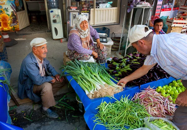 Família de idosos vende ervas, cebolas e pimentas de uma fazenda no mercado de aldeia na Turquia — Fotografia de Stock