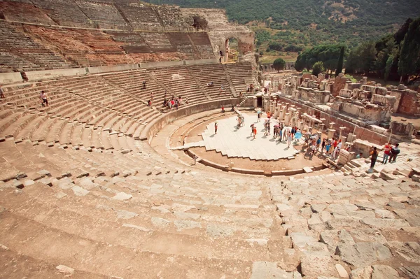 Görög-római Birodalom történelmi Színház és a turisták körül a város Ephesus — Stock Fotó