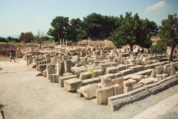 Gesneden zuilen en muren falled neer van Grieks-Romeinse rijk tijd en toeristen rond Ephesus — Stockfoto