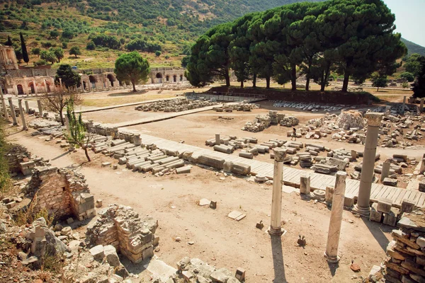 Régi város terület, fák, oszlopok, római Birodalom Ephesus város romos védelmi falak — Stock Fotó