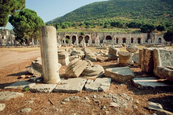 Oude stad en verwoeste verdedigingsmuren in Romeinse rijk Ephesus stad — Stockfoto