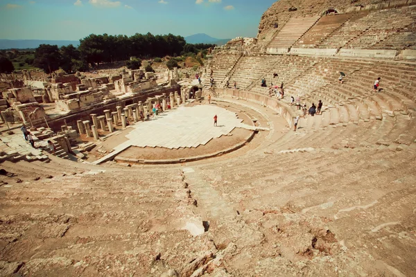 Historische theater van Grieks-Romeinse tijd en natuurlijke landschap van Ephesus stad — Stockfoto