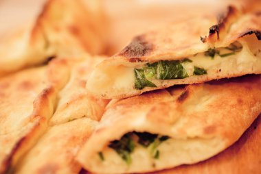 Düzenlenen Pide, peynir, ıspanak ve otlar ile Türk ev yapımı pizza