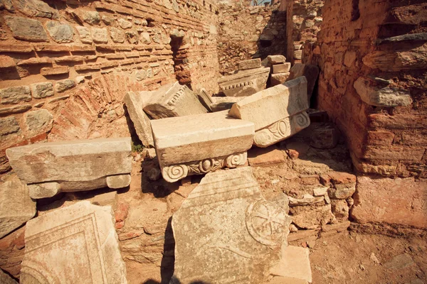 Oyma sütunlar ve duvarlar anlaşılan aşağı Yunan-Roma İmparatorluğu ve turistler Ephesus çevresinde