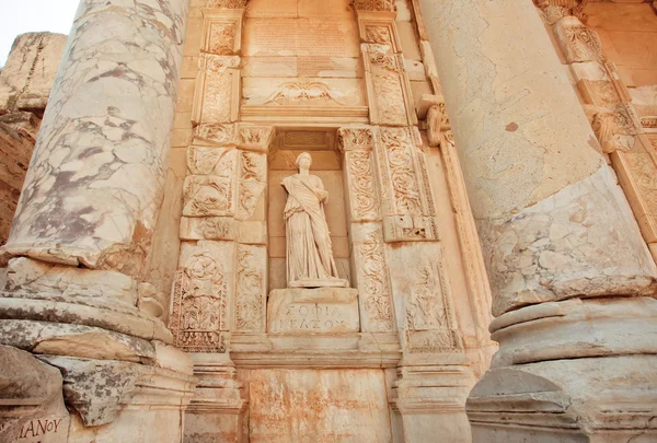 Ősi szobor bejáratnál történelmi Celsus könyvtára Ephesus city, Törökország — Stock Fotó