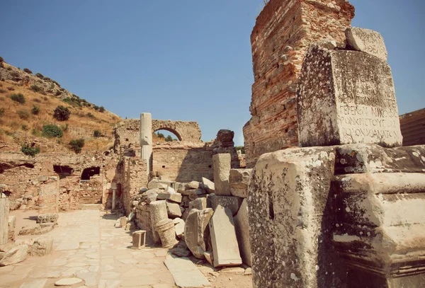 Régi városrész, a római Birodalom Ephesus város romos védelmi falak és oszlopok — Stock Fotó