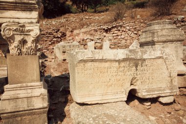 Oyma sütunlar ve duvarların Yunan-Roma İmparatorluğu zaman, Ephesus anlaşılan aşağı