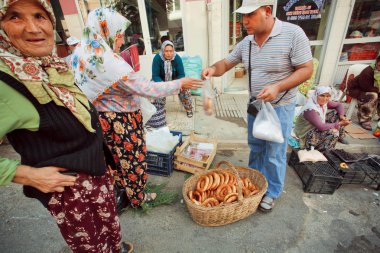 Geleneksel satın müşteri Simit kalabalık Türk köy pazarında ekmek 
