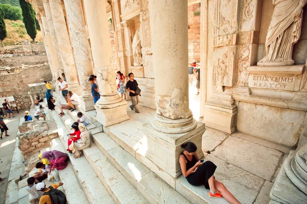 Tömeg, a turisták rendelkező többi Celsus könyvtára görög-római város a lépcsőn — Stock Fotó