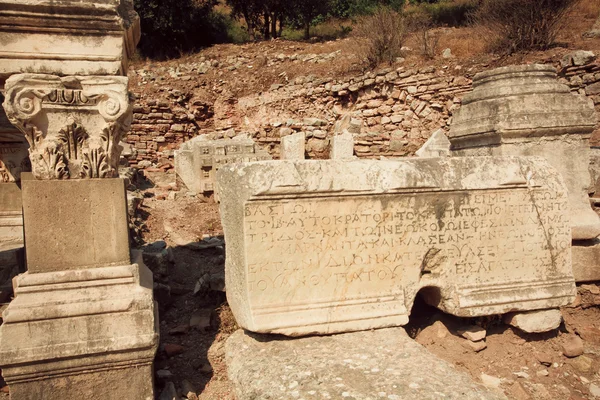 Gesneden zuilen en muren falled neer van Grieks-Romeinse rijk tijd, Ephesus — Stockfoto