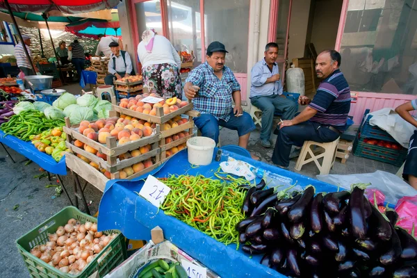 시골 터키 시장에 녹색, 복숭아, 가지, 야채를 판매 하는 농민 — 스톡 사진