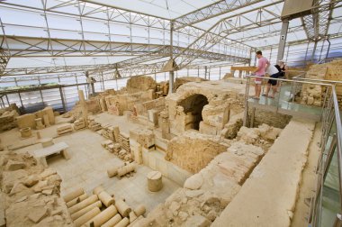 Efes kenti Roma döneminden harap teraslı karmaşık izlerken turist 