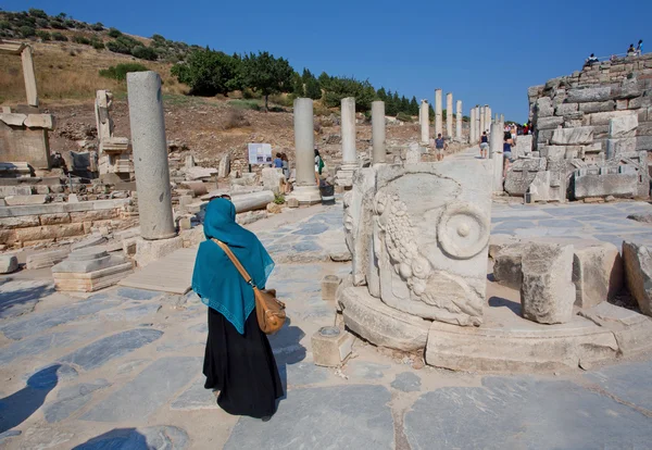 Κυρία στο μουσουλμανικό κασκόλ, περπατώντας μέσα από καταστράφηκε σοκάκι της ελληνορωμαϊκής πόλης Εφέσου — Φωτογραφία Αρχείου