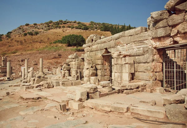 10. században alakult romos házak, a hegyek, a város Epheszosz, Törökország,. — Stock Fotó