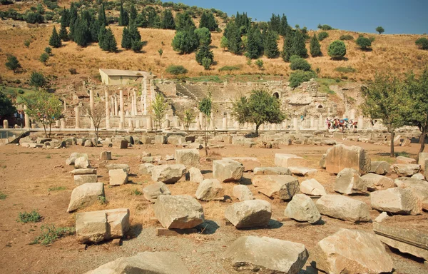 Vervallen straat van de oude stad Ephesus met gebroken muren en kolommen, Turkije — Stockfoto