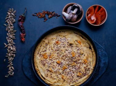 Vegan ev yapımı pasta vintage bir pan ve domates, mashrooms ve baharat içinde tarih seçici odak