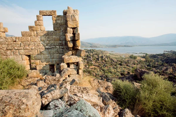 Beschadigde muren van kasteel over de Bafa lake in een natuurgebied, Turkije — Stockfoto