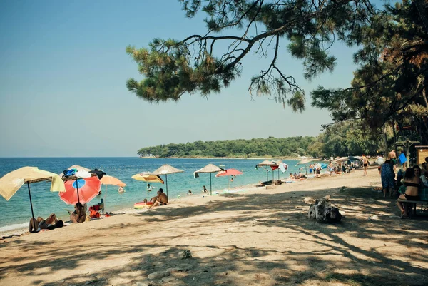 Famílias de turistas se divertem em uma praia, nadando no mar Egeu — Fotografia de Stock