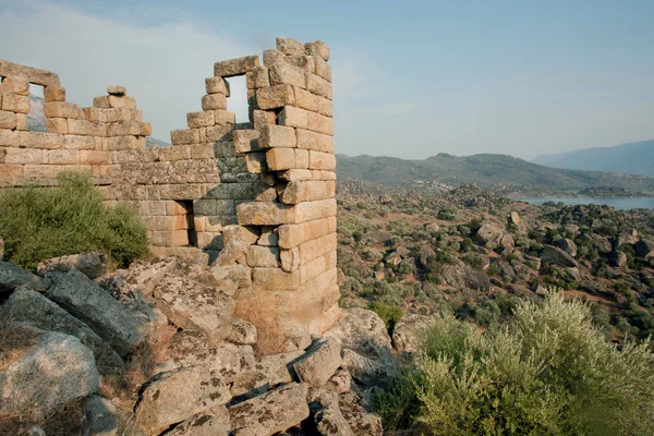 Ruined walls of castle over the lake Bafa in a nature reserve, Turkey — Stock Photo, Image