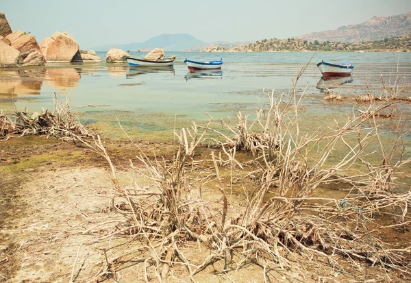 Rybářský člun na vodu sušení jezero Buf, venkovské Turecko. — Stock fotografie