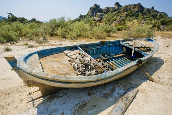 Fishing boat on the dry land near drying lake Bafa, rural Turkey. — Stock Photo, Image